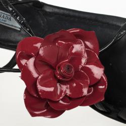 مملوكة مسبقًا Prada Black Patent Leather Flower Flat Sandals Size 36.5