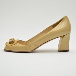 مملوكة مسبقًا Prada Beige Patent Leather Square Buckle Pumps Size 38