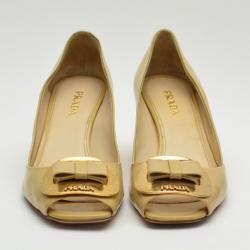 مملوكة مسبقًا Prada Beige Patent Leather Square Buckle Pumps Size 38