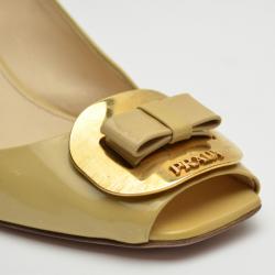 مملوكة مسبقًا Prada Beige Patent Leather Square Buckle Pumps Size 38