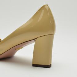 مملوكة مسبقًا Prada Beige Patent Leather Square Buckle Pumps Size 38