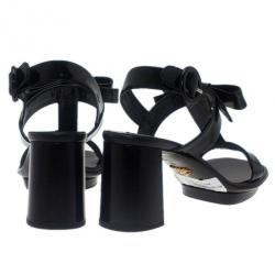 مملوكة مسبقًا صندل برادا جلد أسود لامع فيونكة وشريط حرف T مقاس 36