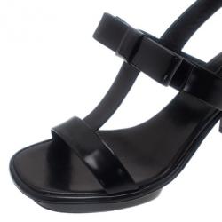 مملوكة مسبقًا صندل برادا جلد أسود لامع فيونكة وشريط حرف T مقاس 36