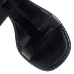 مملوكة مسبقًا صندل برادا جلد أسود لامع فيونكة وشريط حرف T مقاس 36