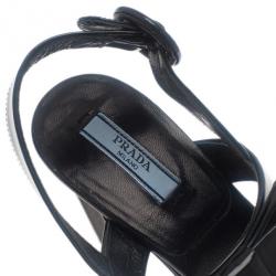 مملوكة مسبقًا صندل برادا جلد أسود لامع فيونكة وشريط حرف T مقاس 36