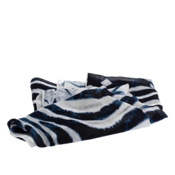 Pre Owned وشاح روبرتو كافالي طباعة النمر أزرق وأبيض