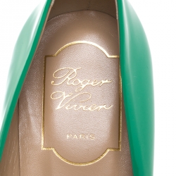 Pre Owned Roger Vivier Green Patent Leather Metal Logo Pointed Toe Pumps Size 38