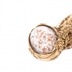 مملوكة مسبقًا خاتم سان لوران آرتي ذهبي بكابوشون زجاج أبيض مقاس 52