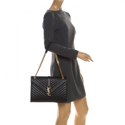 مملوكة مسبقًا Saint Laurent Black Leather Monogram Envelope Shoulder Bag