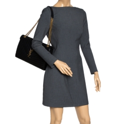 مملوكة مسبقًا حقيبة كتف سان لوران مغلف مونوغرامية جلد عنابية