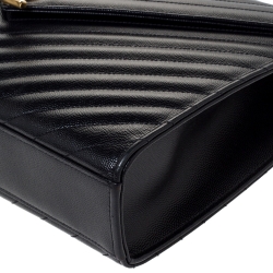 مملوكة مسبقًا حقيبة كتف سان لوران مغلف مونوغرامية جلد عنابية