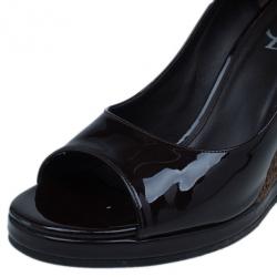 مملوكة مسبقًا حذاء سان لوران باريس دولي ويدج مقدمة مفتوحة جلد لامع بني مقاس 40.5