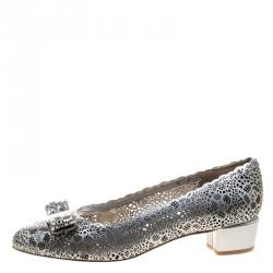 مملوكة مسبقًا Salvatore Ferragamo Silver Laser Cut Leather Vara Pumps Size 38.5