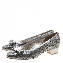 مملوكة مسبقًا Salvatore Ferragamo Silver Laser Cut Leather Vara Pumps Size 38.5