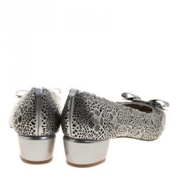 مملوكة مسبقًا Salvatore Ferragamo Silver Laser Cut Leather Vara Pumps Size 38.5