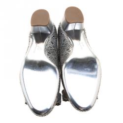 مملوكة مسبقًا Salvatore Ferragamo Silver Laser Cut Leather Vara Pumps Size 38.5