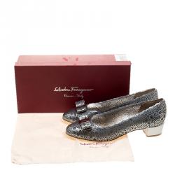 مملوكة مسبقًا Salvatore Ferragamo Silver Laser Cut Leather Vara Pumps Size 38.5