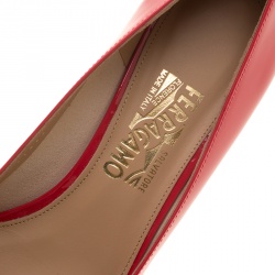 Pre Owned حذاء كعب عالي سالفاتوري فيراغاو فيونكة كعب عريض اليندا جلد لامع أحمر مقاس 40