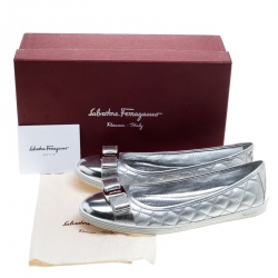 مملوكة مسبقًا حذاء باليرينا رياضي سالفاتوري فيراغامو روفينا جلد مبطن أزرق ميتاليك مقاس 41.5