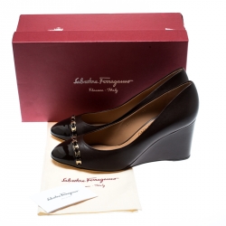 مملوكة مسبقًا حذاء كعب عالي سالفاتوري فيراغامو كعب روكي تفاصيل سلسلة غطاء مقدمة نانا جلد بني شوكليت مقاس 40.5