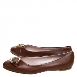 مملوكة مسبقًا حذاء فلات باليه سالفاتوري فيراغامو تفاصيل إبزيم جلد بني مقاس 40