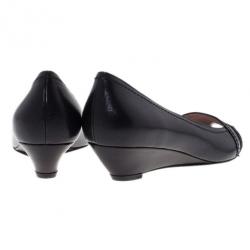 مملوكة مسبقًا Salvatore Ferragamo Black Leather Gancini Bit Wedge Pumps Size 38.5
