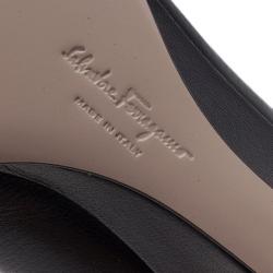 مملوكة مسبقًا Salvatore Ferragamo Black Leather Gancini Bit Wedge Pumps Size 38.5