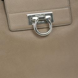 مملوكة مسبقًا Salvatore Ferragamo Taupe Leather Fanisa Hobo
