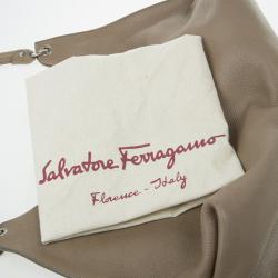 مملوكة مسبقًا Salvatore Ferragamo Taupe Leather Fanisa Hobo