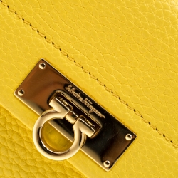 Pre Owned محفظة بسلسلة سالفاتوري فيراغامو جلد صفراء