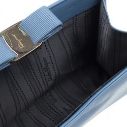 مملوكة مسبقًا حقيبة كلتش سالفاتوري فيراغامو فارا بيوما جلد لامع زرقاء