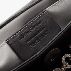 مملوكة مسبقًا Salvatore Ferragamo Black Satin Clutch