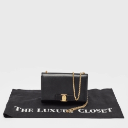 Pre Owned Salvatore Ferragamo Black Leather Vara Bow Chain Clutch