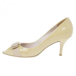 مملوكة مسبقًا Salvatore Ferragamo Nude Patent Vara Bow Peep Toe Pumps Size 39