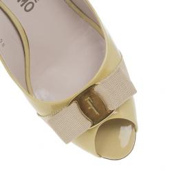 مملوكة مسبقًا Salvatore Ferragamo Nude Patent Vara Bow Peep Toe Pumps Size 39