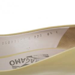 مملوكة مسبقًا Salvatore Ferragamo Nude Patent Vara Bow Peep Toe Pumps Size 39