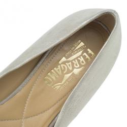 مملوكة مسبقًا Salvatore Ferragamo Metallic Varina Ballet Flats Size 38.5