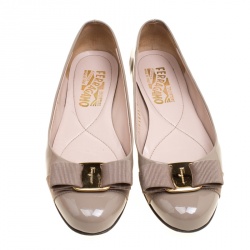 مملوكة مسبقًا حذاء باليرينا فلات سالفاتوري فيراغامو فارينا ترتر ذهبي/أسود مقاس 4.5