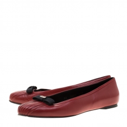 مملوكة مسبقًا Salvatore Ferragamo Red Pleated Leather Bow Detail Ballet Flats Size 36.5