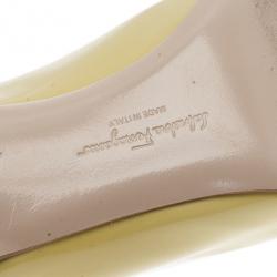 مملوكة مسبقًا حذاء سالفاتوري فيراغامو كارلا بفيونكة جلد أصفر لامع مقاس 38