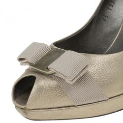 Pre Owned Salvatore Ferragamo Metallic Leather Vara Bow Peep Toe Platform Pumps Size 38.5