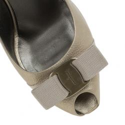 Pre Owned Salvatore Ferragamo Metallic Leather Vara Bow Peep Toe Platform Pumps Size 38.5