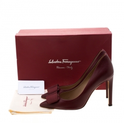 Pre Owned حذاء كعب عالي سالفاتوري فيراغامو مقدمة مدببة تفاصل فيونكة جلد عنابي مقاس 40.5   