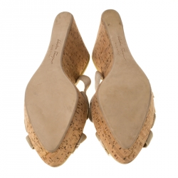 مملوكة مسبقًا Salvatore Ferragamo Beige Nylon Buckle Strappy Cork Wedge Platform Sandals Size 38.5