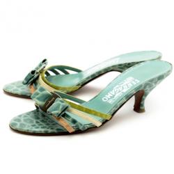 مملوكة مسبقًا Salvatore Ferragamo Green Croc Embossed Caralis Bow Slides Size 37