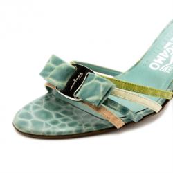 مملوكة مسبقًا Salvatore Ferragamo Green Croc Embossed Caralis Bow Slides Size 37