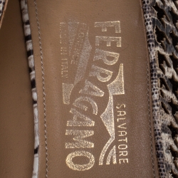 مملوكة مسبقًا Salvatore Ferragamo Beige/Black Lasercut Lizard Vara Bow Pumps Size 40