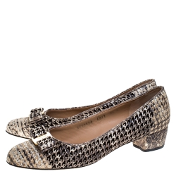 مملوكة مسبقًا Salvatore Ferragamo Beige/Black Lasercut Lizard Vara Bow Pumps Size 40