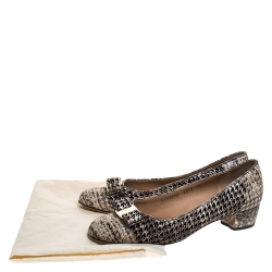 مملوكة مسبقًا Salvatore Ferragamo Beige/Black Lasercut Lizard Vara Bow Pumps Size 40