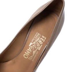 مملوكة مسبقًا حذاء كعب عالي سالفاتوري فيراغامو نعل سميك مقدم ة مفتوحة فيونكة فارا جلد ذهبي غير لامع ميتالك مقاس 37.5